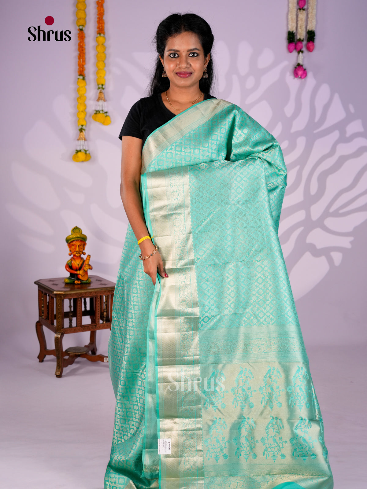 Buy Radiant Sea Green Kanchipuram Silk Saree with Diamond Grid Pattern, Zari Border & Brocade Pallu