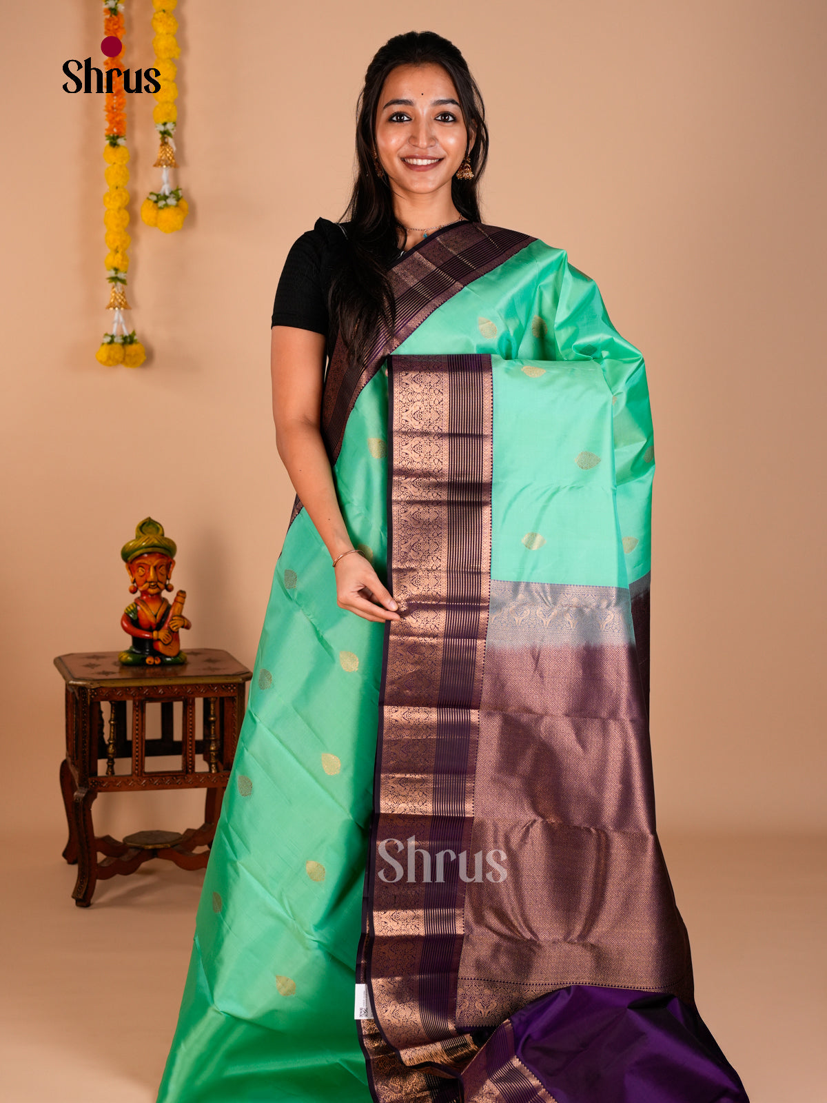 Buy Chic Sea Green Kanchipuram Silk Saree with Paisley Floral Buttas, Violet Zari Border & Brocade Pallu
