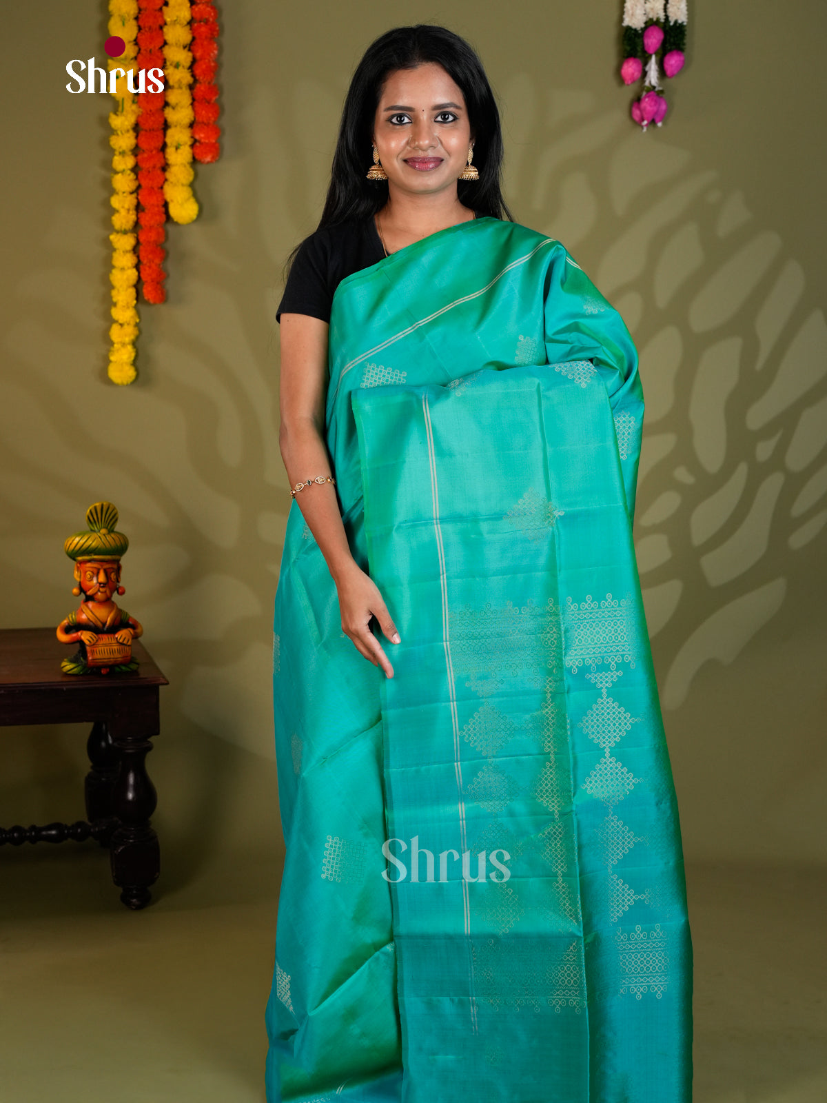 Buy Chic Sea Green Soft Silk Saree with Zari Kolam Motifs, Plain Border & Pallu With Kolam Pattern
