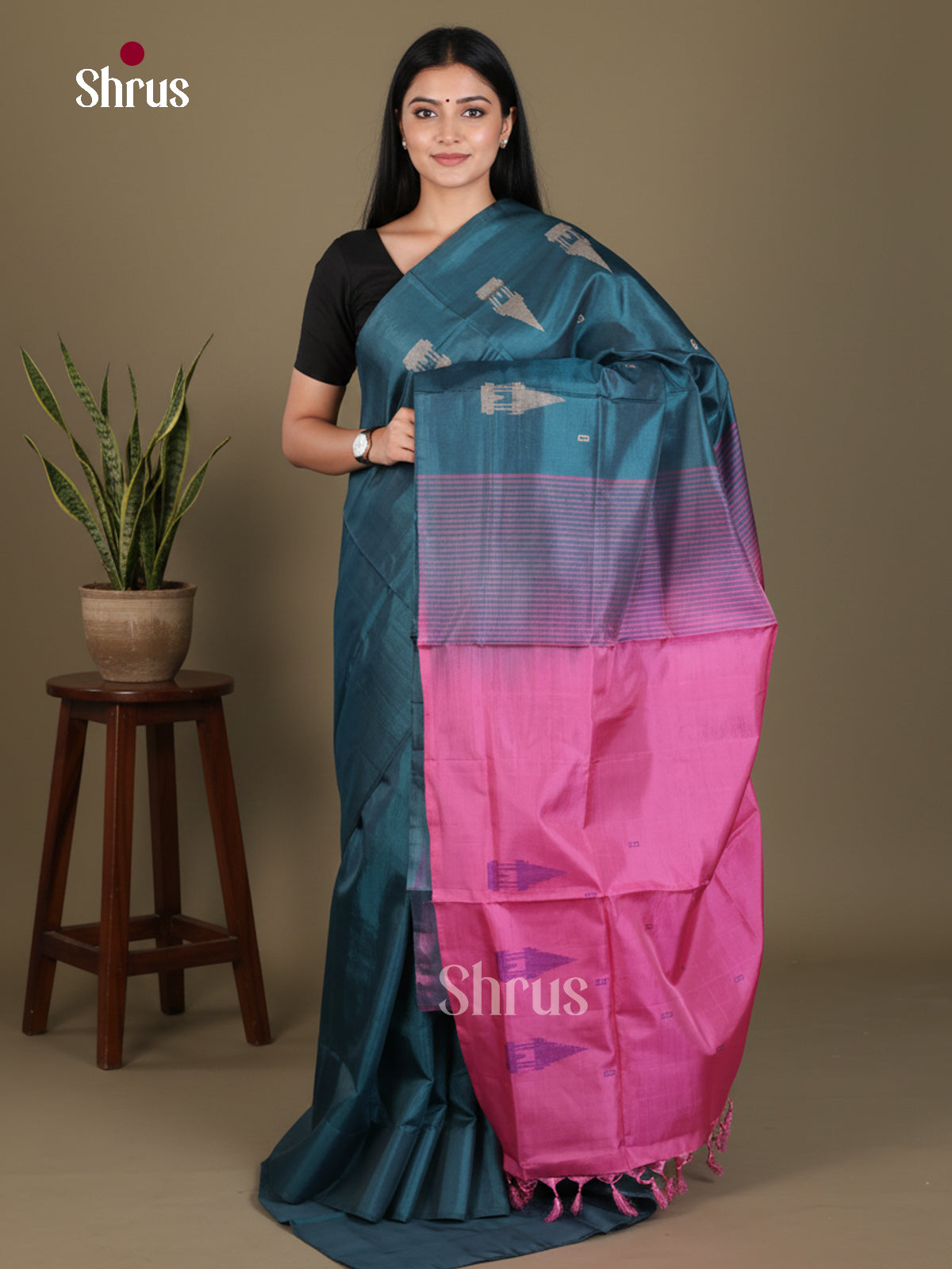 Buy Stunning Teal Blue Banana Pith Saree With Silver Chariot Motifs & Pink Pallu