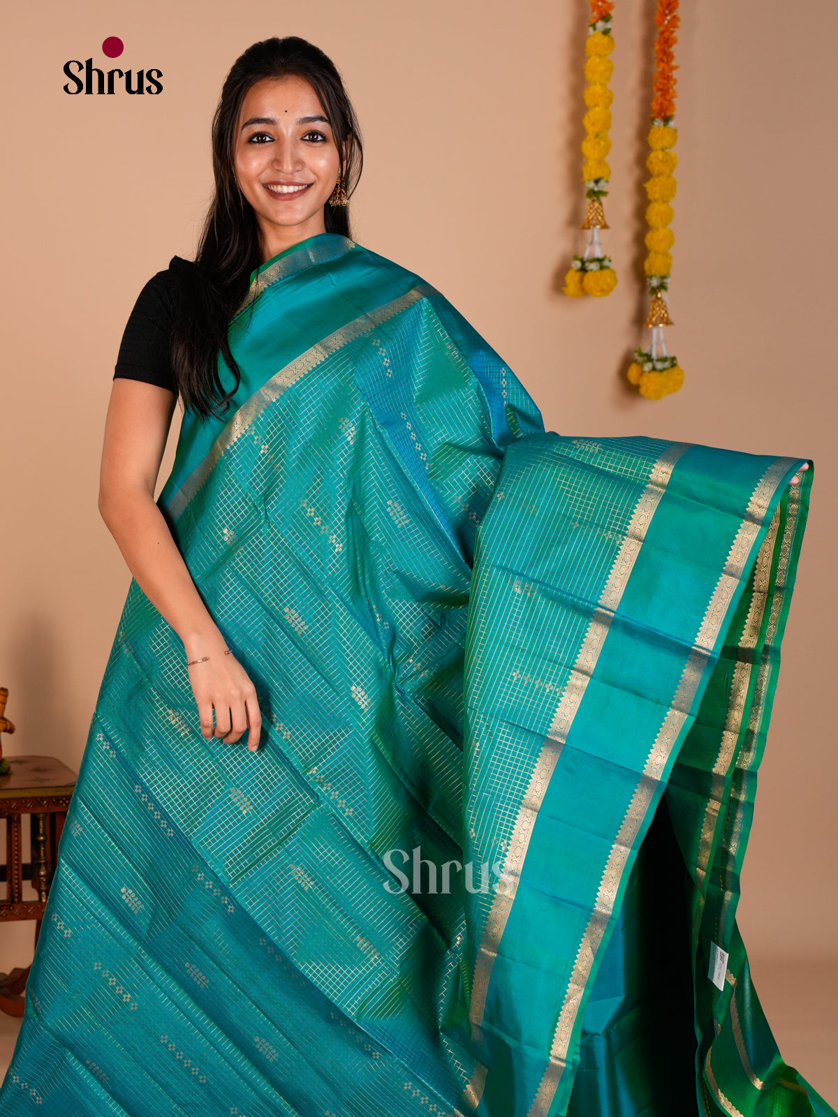 Buy Opulent Teal Green Kanchipuram Saree With Zari Checks, Rettaipet Border & Brocade Pallu