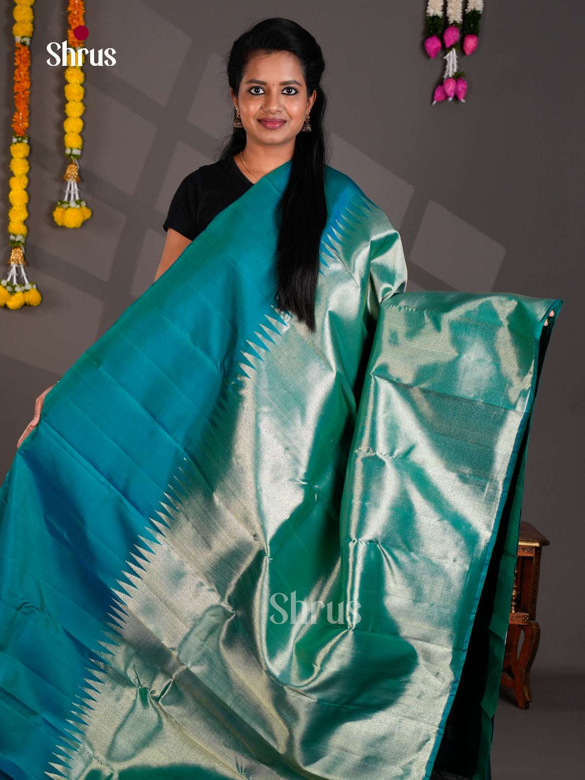 Buy Ravishing Teal Kanjivaram Saree With Zari Woven Body & Traditional Temple Border 
