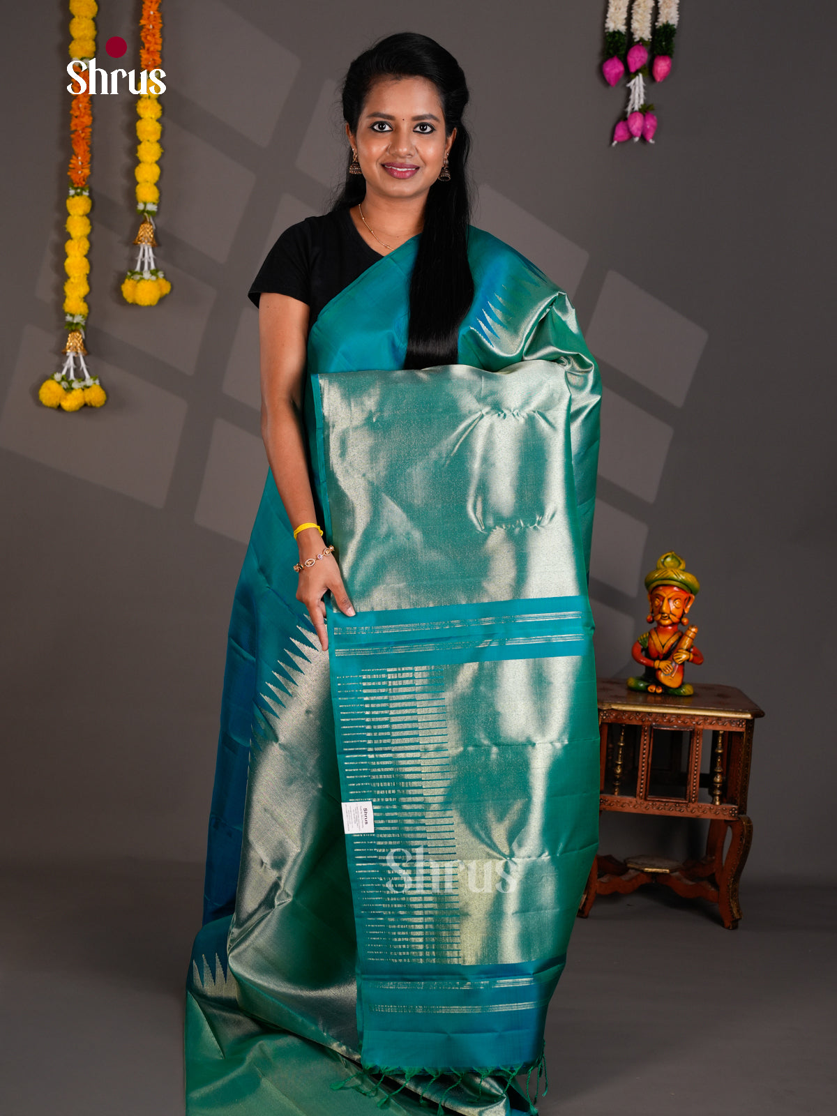 Buy Ravishing Teal Kanjivaram Silk Saree With Zari Woven Body & Traditional Temple Border 