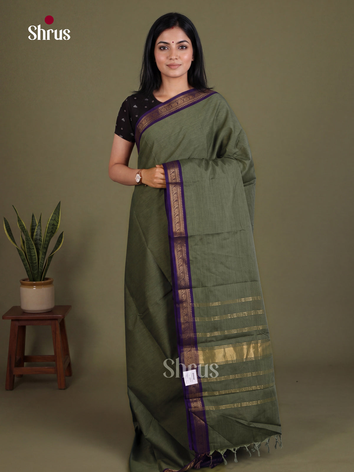Timeless Grey Chettinad Cotton Saree With Small Blue Zari Border & Traditional Pallu - Shop on Shrus.com