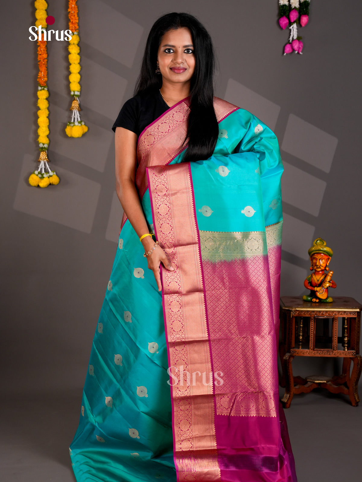 Buy Splendid Turquoise Kanchipuram Silk Saree With Leaf Shaped Motifs & Traditional Pink Zari Border