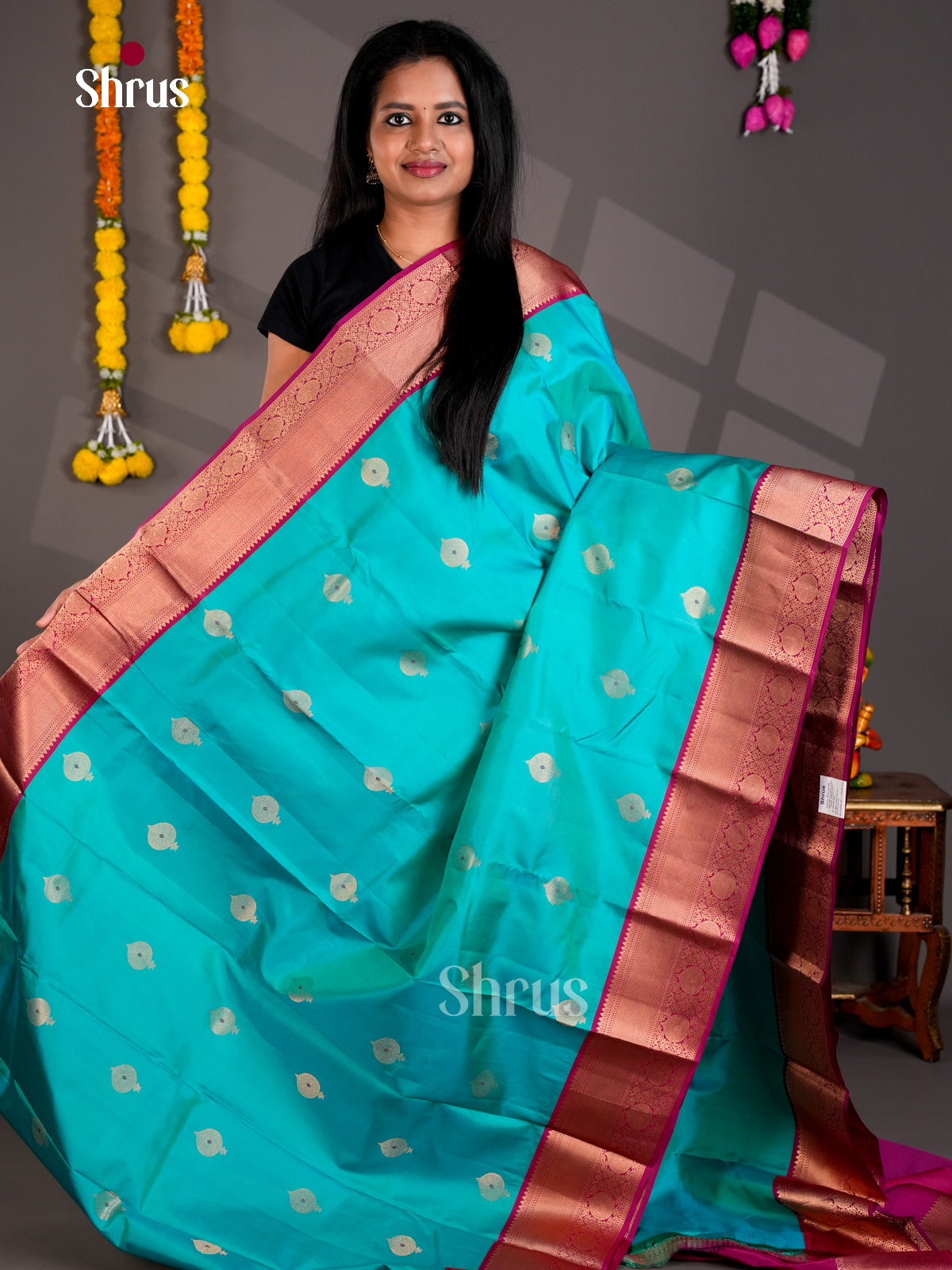 Buy Splendid Turquoise Kanchipuram Silk Sarees With Leaf Shaped Motifs & Traditional Pink Zari Border