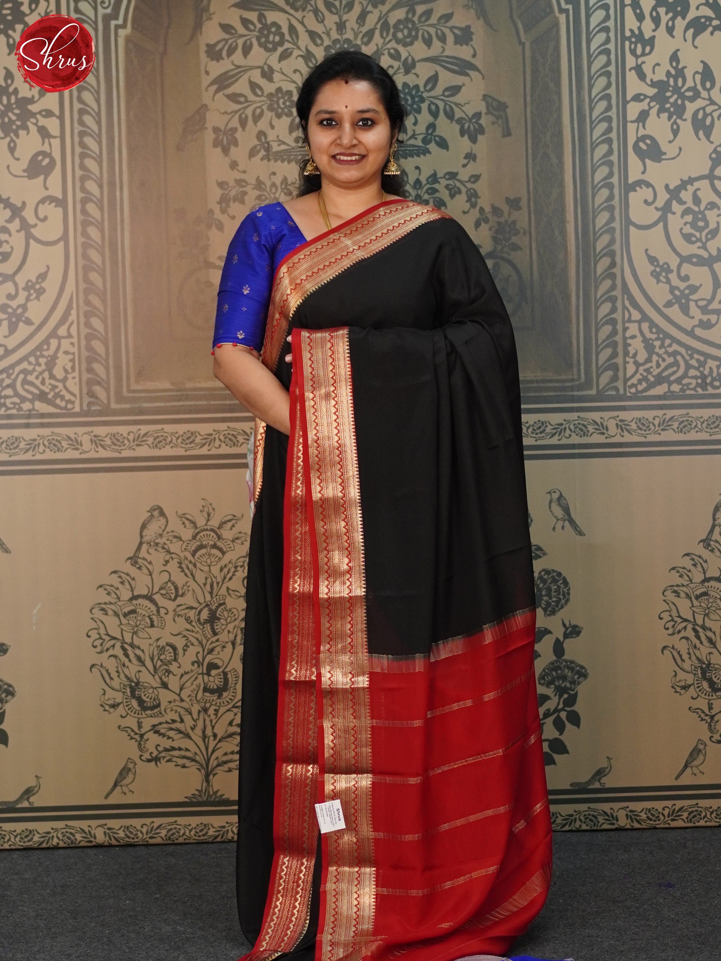 Kanjivaram Red Silk Saree With Black & Golden Mix – Simaaya