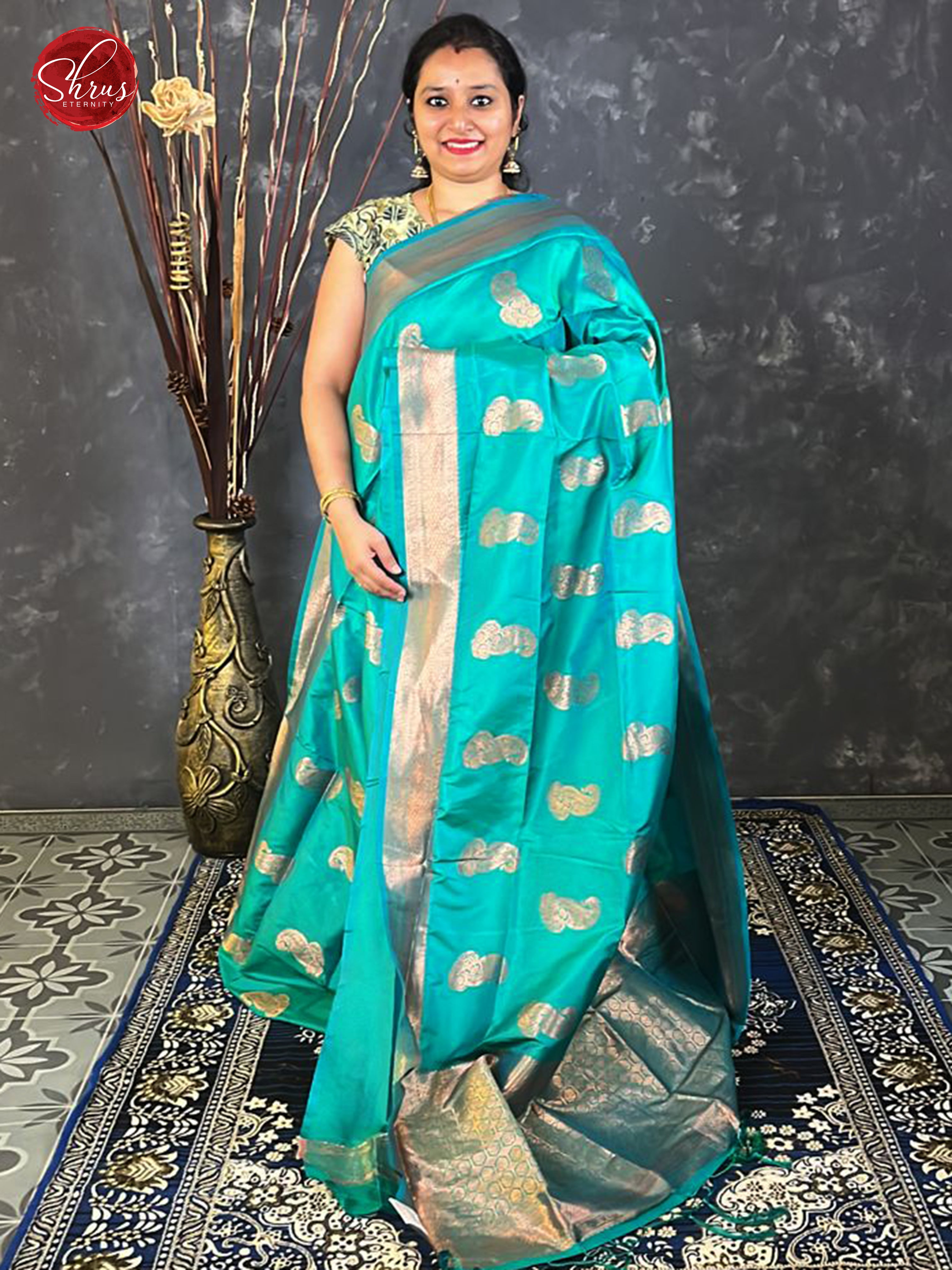 Green(Single tone)- Semi Khatan with zari woven floral paisleys motifs on the body& Zari Border - Shop on ShrusEternity.com